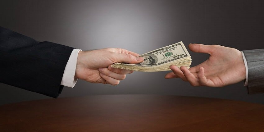 Illustration showing how spreading investments across multiple small loans reduces risk compared to concentrating in a few large loans.